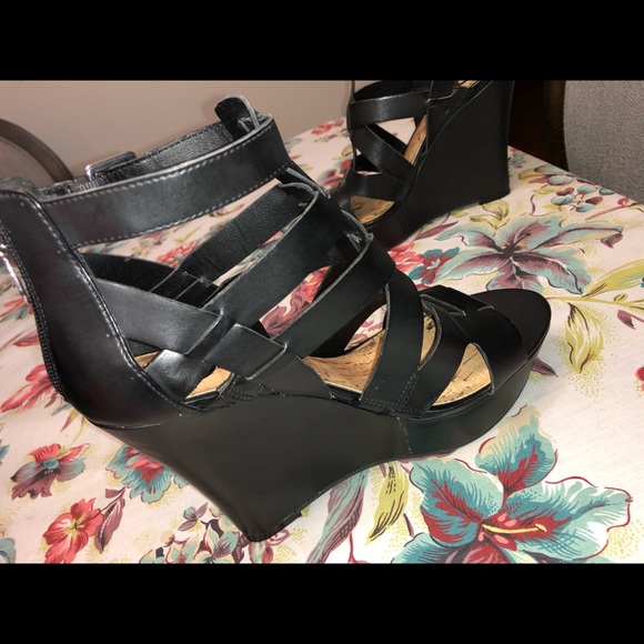 GUESS platform heels - Picture 4 of 8